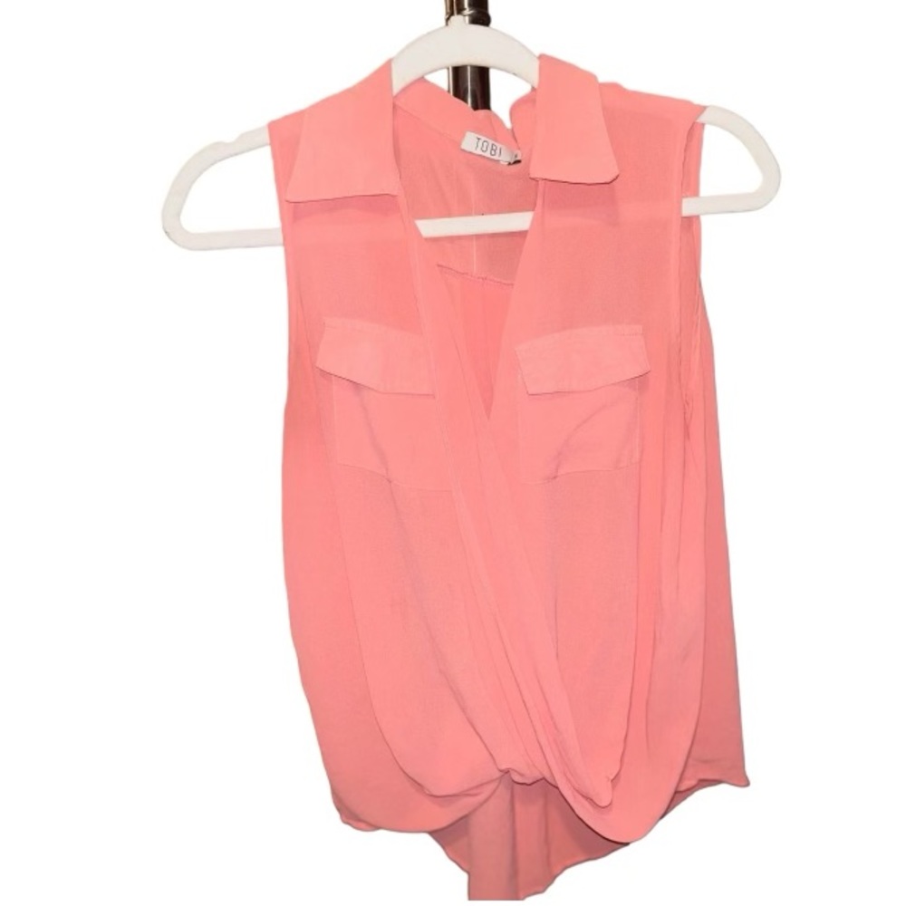 Peach Sleeveless Blouse with Crisscross front with pockets. Size Small